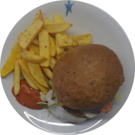 Burger 'Herr Karl' mit Käsekrainer, Gewürzgurke, Meerrettich und Peperoni (1,2,3,8,9,19,21,22,24,51,52,81) dazu Steakhouse Pommes