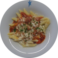 Penne 'al Arrabiata' mit Knoblauch und frischem Chili dazu geriebenen Hartkäse (15,19,49,81)