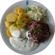 Hausgemachtes Bifteki mit Hirtenkäse, Knoblauch und roten Zwiebeln (15,19,49,51,52,81) mit Aioli (9,15,19,49,81) und Kartoffel-Chips dazu Salatgarnitur