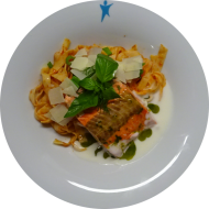 Pochierter Wildlachs mit Basilikumsoße dazu tomatisierte Bandnudeln (16,19,56,81)
