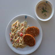 Brokkolicremesuppe (19,24,44,81) - 2 Grünkern-Käse-Medaillons (15,18,19,21,23,81,85) mit Rahmmakkaroni und frischen Tomaten (19,81)
