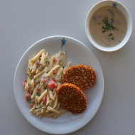 Champignoncremesuppe (19,81) - 2 Grünkern-Käse-Medaillons (15,18,19,21,23,81,85) mit Rahmmakkaroni und frischen Tomaten (19,81)