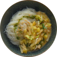 Kohlrabi-Tofu-Curry mit Kartoffeln, Knoblauch, Kokosmilch und Haselnüssen (2,18,49,72,81) dazu Glasnudeln (18,81)