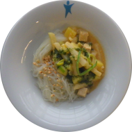 Kleine Portion: Kohlrabi-Tofu-Curry mit Kartoffeln, Knoblauch, Kokosmilch und Haselnüssen (2,18,49,72,81) dazu Glasnudeln (18,81)