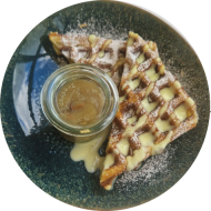 Hausgemachte Waffeln (15,19,81) mit Obst und Vanillesoße(1,19)