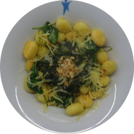 Gebratene Gnocchi mit Blattspinat, Walnüssen, Sahne und Gouda (15,19,73)