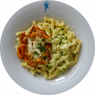 Krawattennudeln (81) mit 'Sauce Napoli' (81) oder Spinatsoße (19,81) und geriebenem Gouda (19) oder Reiberei (1)