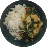 Chop Suey mit Hähnchen, Karotten, Sprossen, Lauchzwiebeln und Ingwer (2,18,49,54,81) dazu Jasmin-Duftreis
