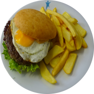 Burger 'Beef n' Egg' mit Rindfleischpatty, Lollo Rosso, Gewürzgurke und Ei (1,2,9,15,22,23,52,81,83)