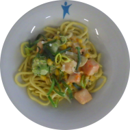 Kleine Portion: 'Spicy Green' Curry mit Brokkoli, Süßkartoffel, Champignons, Kokosmilch (18,49) dazu chinesische Bratnudeln (18,81)