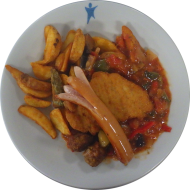 Grillplatte mit Hähnchenbrust, Grillwürstchen, Partyfrikadelle und mediterrenem Gemüse (2,3,8,15,21,22,54,62,81) dazu Kartoffelspalten