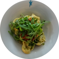 Tortellini gefüllt mit Ricotta dazu Rucola und Pesto Rosso (3,15,19,47,74,81)