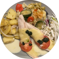 Welsfilet 'Caprese' mit Tomate und Mozzarella überbacken (16,19,56) an Zitronenhollandaise (8,15,19) dazu Gemüse- und Sättigungsbeilagen nach Wahl