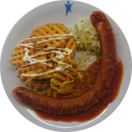 Streetfood aus aller Welt: Südstaaten-Currywurst mit fruchtiger Currysoße und Limettenmayo (1,2,3,9,15,22,51,52,81) dazu CrissCuts (49,81) und kleiner Weißkrautsalat mit Lauchröllchen