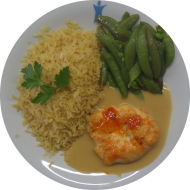 Gebratenes Hähnchenbrustfilet 'Thai Sweet' (18,49,54,81) an Soja-Wasabi-Soße (18,19,22,81) dazu sautierte Zuckerschoten und geschwenkter Chilireis