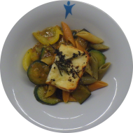 Halloumi mariniert mit Rosmarin, Thymian, Olivenoel und buntem Pfeffer (19) auf Pastapfanne Ratatouille mit Knoblauch und frischem Gemüse (15,19,49,81)