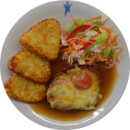 Schweinerückensteak 'Tomate-Mozzarella' (19) mit Bratensoße (81) und Kartoffelröstiecken dazu Salatgarnitur