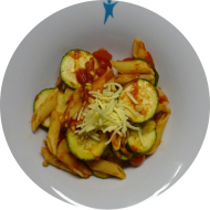 Pastaabend: Penne Mezzanelli mit frischer Zucchini, Tomate und Pinienkernen n (49,62,81) dazu Tomaten-Kräuter-Soße (62,81) mit Reiberei (1)