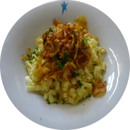 Hausgemachte Käsespätzle mit Röstzwiebeln und Gouda (15,19,81). Auch als kleine Portion erhältlich. 