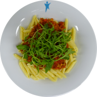 Grünkernragout mit Tomate und Rucola (62,81,85) dazu Makkaronichips (62,81) und geriebener Gouda (19) oder Reiberei (1)