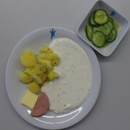 Kräuterquark mit frischer Kresse und Butter (19) dazu Kalbsleberwurst (2,3,21,22,51,52) mit Kräuterkartoffeln und Gurkensalat