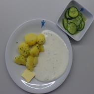 Bio: Kräuterquark mit frischer Kresse und Butter (19) dazu Kräuterkartoffeln und Gurkensalat