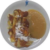 Kleine Portion: Topfenschmarrn mit Puderzucker (15,19,81) und Apfelmus (3)