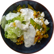 Bowl mit Bulgur, Erbsen, Zuckerschoten Minzjoghurt und Hirtenkäse (19,62,81) oder veganer Käse (1,2)