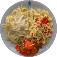 Pastabar (81) mit Käse-Salbei-Soße (1,15,19,21,81) oder fruchtige Tomatensoße mit Rosmarin , (81) dazu geriebener Gouda (19) oder geriebener Hartkäse (15,19) und buntes Gemüse