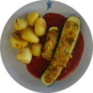Zucchini gefüllt mit Couscous und Gemüse (21,81) an Tomatensoße (81) dazu Rosmarinkartoffeln (49) und Salatgarnitur