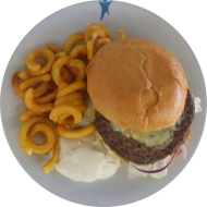 'Blue Cheese Burger' mit Gorgonzola, Birnen-Zwiebelmarmelade, Majonnaise und Eisbergsalat (1,9,15,19,22,24,47,52,81,83) dazu Twister Pommes (81)