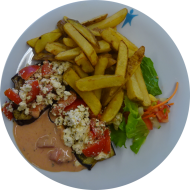 Grillabend: Gegrillte Auberginen mit Feta und Tomaten (19) an BBQ-Dip (9,21) dazu Steakhouse Pommes und Salatgarnitur