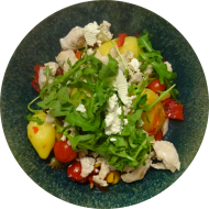 Mediterrane Kartoffelpfanne mit Zucchini, Oliven, Kirschtomaten und Hirtenkäse dazu Hähnchenstreifen (6,19,54)