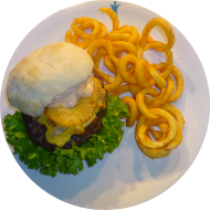 'Big Kahuna Burger' mit XXL 180g Rindfleischpatty, gegrillter Ananas, Cheddar, Spezialsoße mit Baconstückchen und geschmorten Zwiebeln (1,2,9,15,18,19,22,51,52,81) dazu Twister Pommes (81)