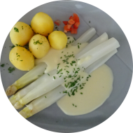 Frischer Spargel mit Sauce Hollandaise (15,19,21) dazu als Menüoption Wiener Schnitzel mit Zitronenkeil (15,52,81) und Petersilienkartoffeln dazu Salatgarnitur