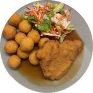 Schnitzelabend: Panierte Hähnchenbrust (15,54,81,83) an Bratensoße (81) dazu Kartoffelbällchen (81) und Salatgarnitur
