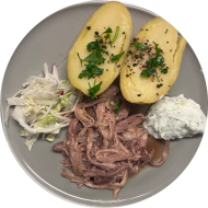 StreetFood: BBQ Pulled Pork (3,21,51) dazu eine Grillkartoffel mit Kräuter-Quark-Dip (19) und Salatgarnitur