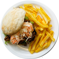 Burger 'BBQ Pulled Pork' mit Cole Slaw und Knoblauch (9,15,21,23,51,81,83) dazu Pommes Frites rot-weiß (9,15,19,81)