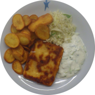 Hausgemachter panierter Hirtenkäse (15,19,81) und Zaziki (19,49) dazu Kartoffel-Chips und kleiner Weißkrautsalat mit Lauchröllchen