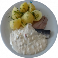 Marinierter Hering 'Hausfrauen Art' (3,9,15,16,19,22,56,81) dazu Petersilienkartoffeln und kleiner Weißkrautsalat mit Lauchröllchen