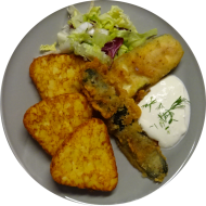 Schnitzelabend: Hausgemachtes Zucchinischnitzel (81) an Sour Cream (19) dazu Kartoffelröstiecken und Salatgarnitur