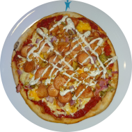Pizza ' Danish Dynamite' mit Gewürzgurke, roter Zwiebel, Würstchen, Käse und Dänischer Kräuterremoulade (1,2,3,9,15,19,22,51,53,81)