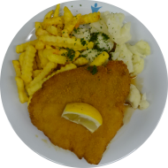 Schweineschnitzel mit Zitronenkeil (51,81) und Blumenkohlgemüse dazu Pommes frites und Bratenjus (81)