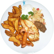 Grillteller mit Hähnchenbrust, Cevapcici und Würstchen (2,3,8,15,22,52,54,81) dazu hausgemachter Zaziki (19,49), Kartoffelspalten und kleiner Weißkraut-Paprikasalat