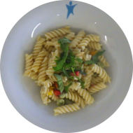 Kleine Portion: Fusilli mit Favabohnen, Paprika, Pinienkernen und frischem Kerbel (17,81)