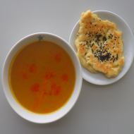 Hawaii-Curry-Suppe mit Karotten, Apfel, Ingwer, Kokosmilch und Zitronengras (2,3,49) dazu hausgebackenes Naanbrot (3,18,23,81)