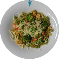 Pastaabend: Penne mit Brokkoli-Erbsengemüse (81) dazu Paprika-Rahm-Soße (3,9,19,22,81) und geriebener Gouda (19)