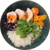Hähnchen Bowl mit Reis, grünem Gemüse, Rotkohl, geröstetem Sesam und Honig-Sojasauce (2,3,18,23,48,54,81)