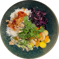 Tofu Bowl mit Reis, grünem Gemüse, Rotkohl, geröstetem Sesam, Sojasauce (2,3,18,23,81)