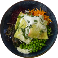 Maultaschen-Bowl mit frischem Spinat, Roter Bete, Erbsen, Möhrenstiften, Hartkäse und Joghurtdressing (9,15,19,21,81)